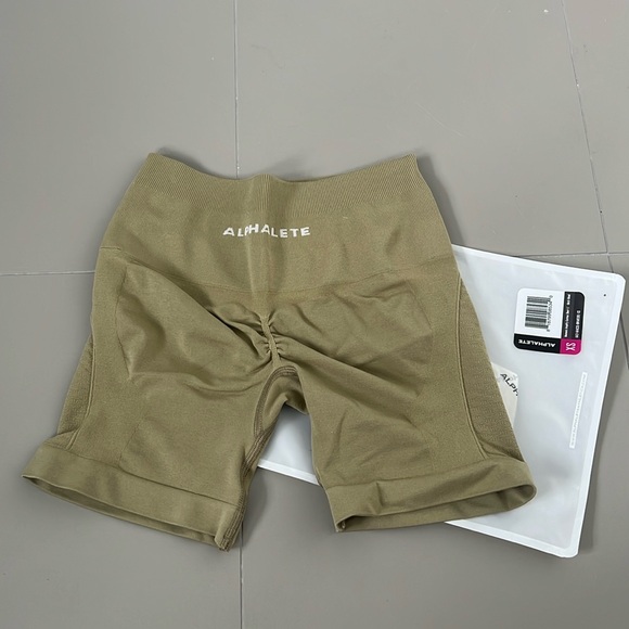 NWT Alphalete Amplify Contour Short - Picture 1 of 3